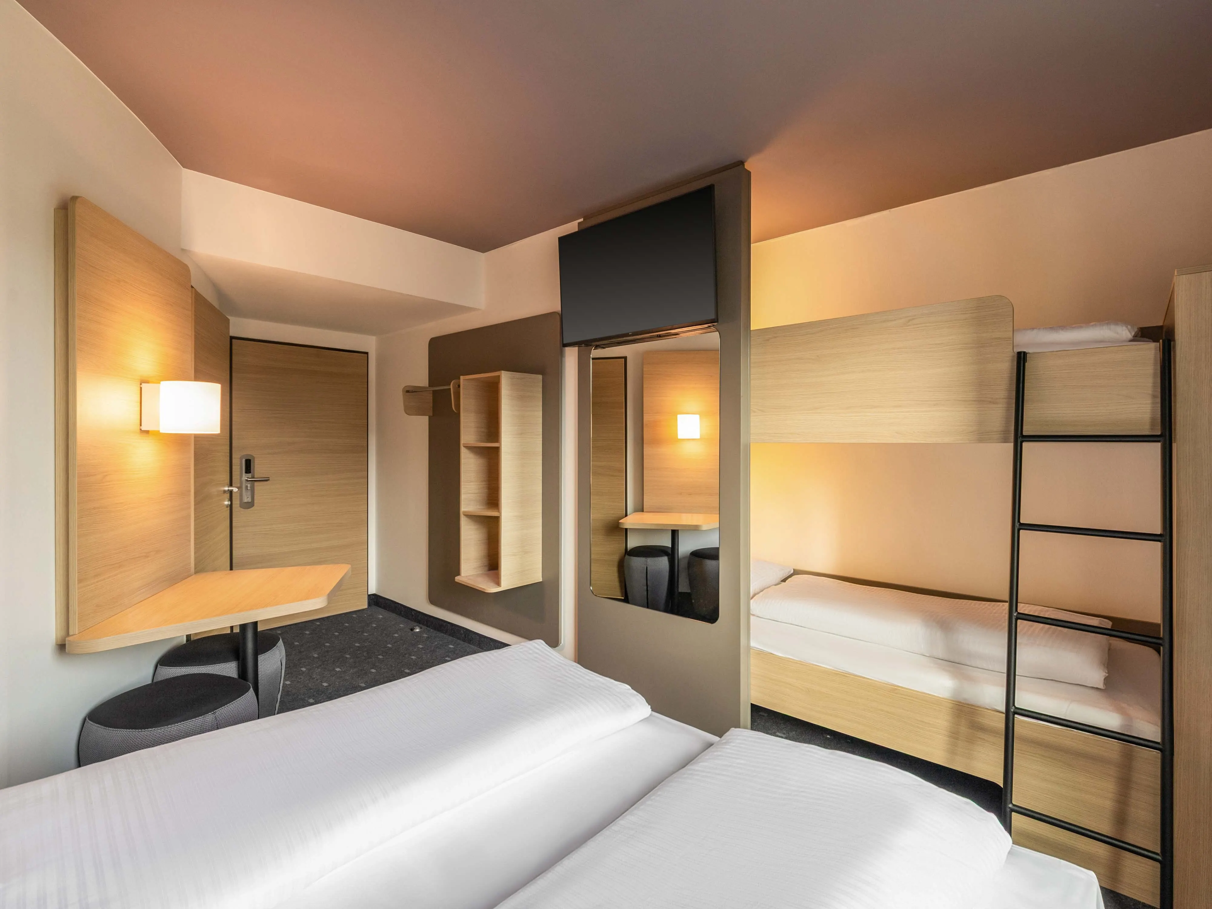 Pokój rodzinny B&B Hotels z biurkiem, panelami i łóżkiem piętrowym