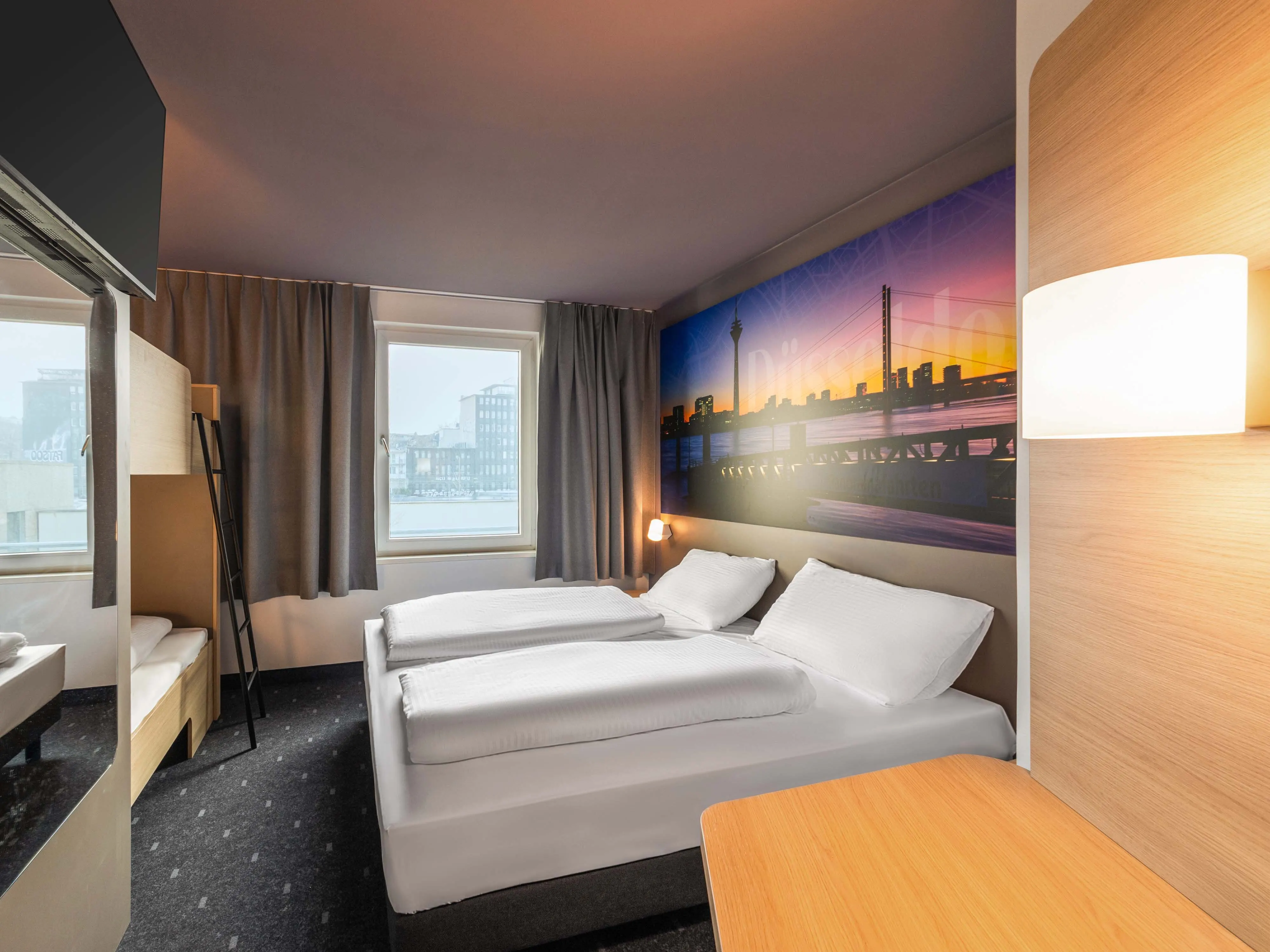Pokój B&B Hotels z łóżkami i zabudową ścienną