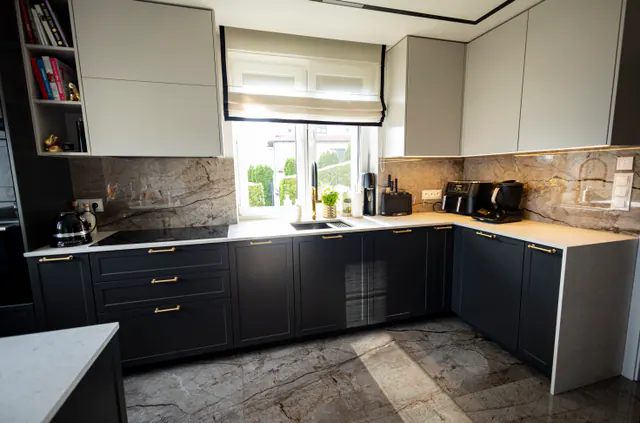 Grafitowa kuchnia ze złotymi uchwytami
